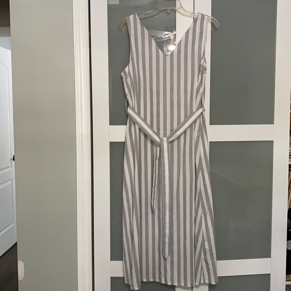 NWOT Super Cute Grey/white dress with Belt